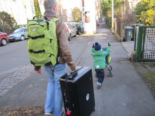 Auf großer Reise: Vater und Sohn auf dem Weg zum Bahnhof