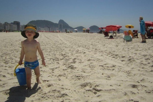 Kind am weißen Sandstrand der Copacabana
