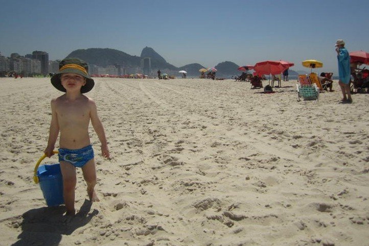 Kind am weißen Sandstrand der Copacabana © KidsAway