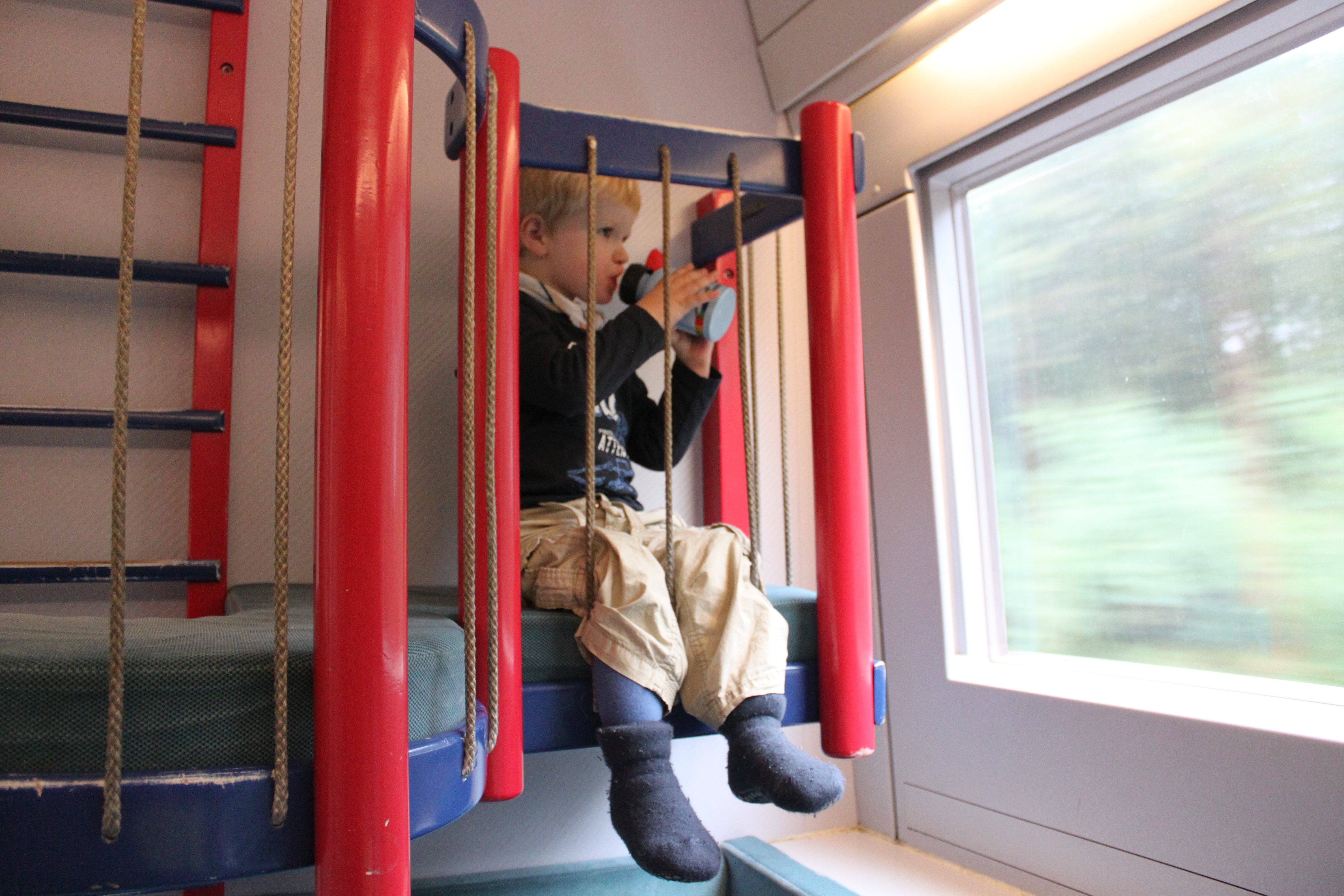 ICE-Kleinkindabteil: So fahren Familien entspannt Zug © KidsAway