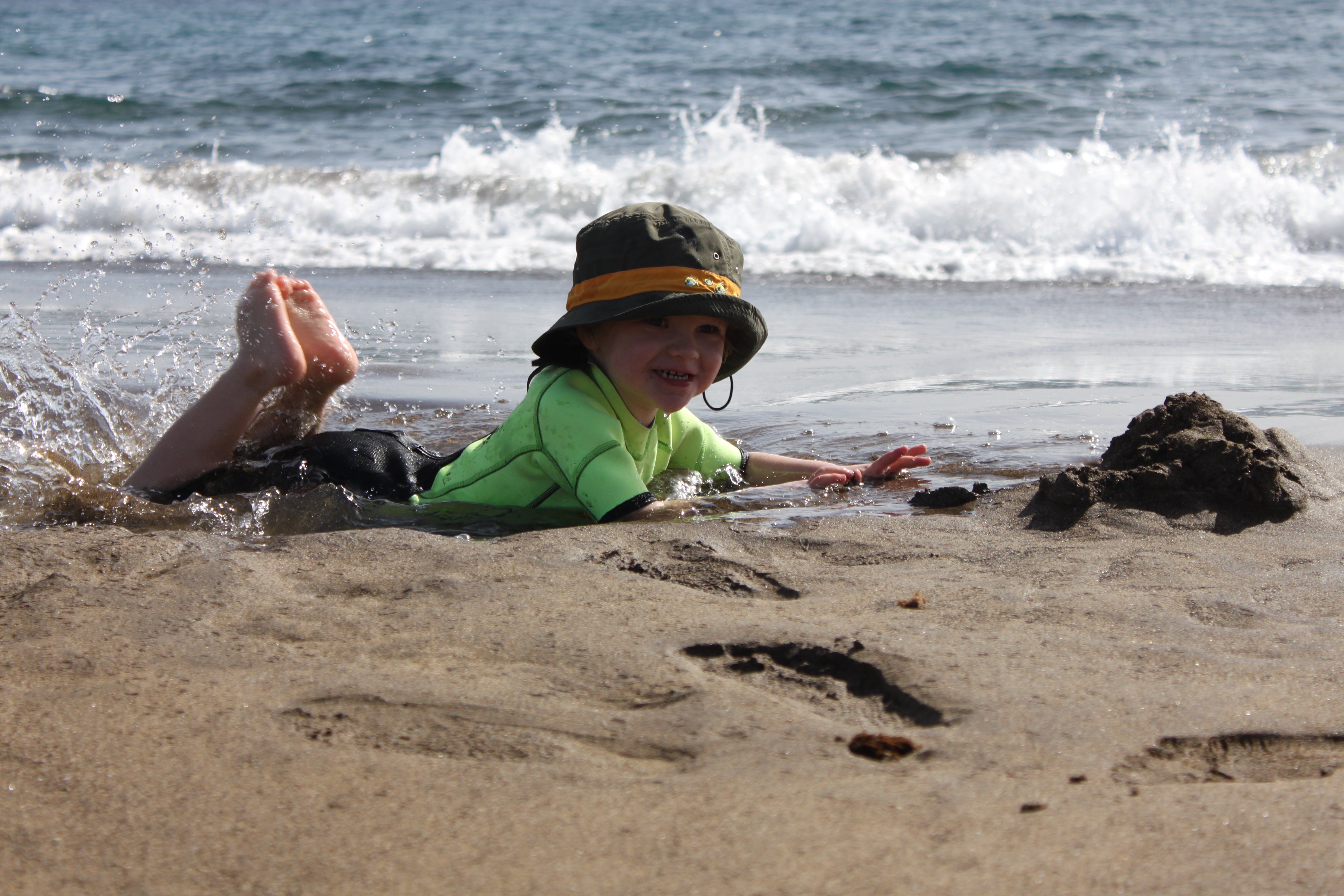 Kind am Strand auf Lanzarote