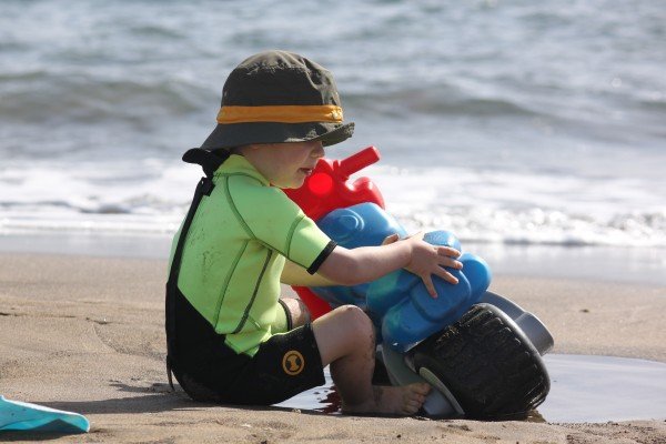 Kind am Strand von Lanzarote