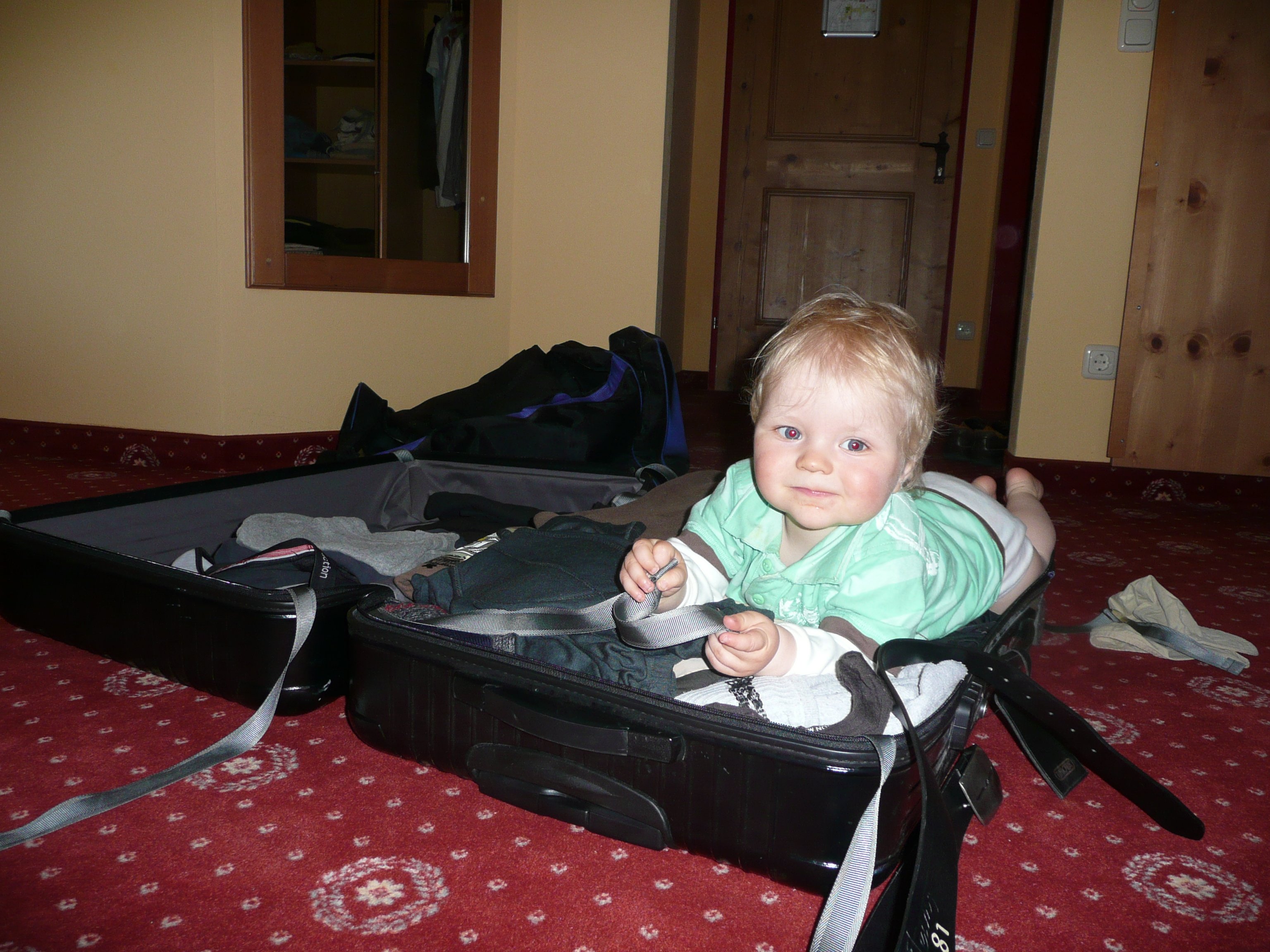 Kofferpacken mit Baby kann stressig sein, muss es aber nicht. © KidsAway