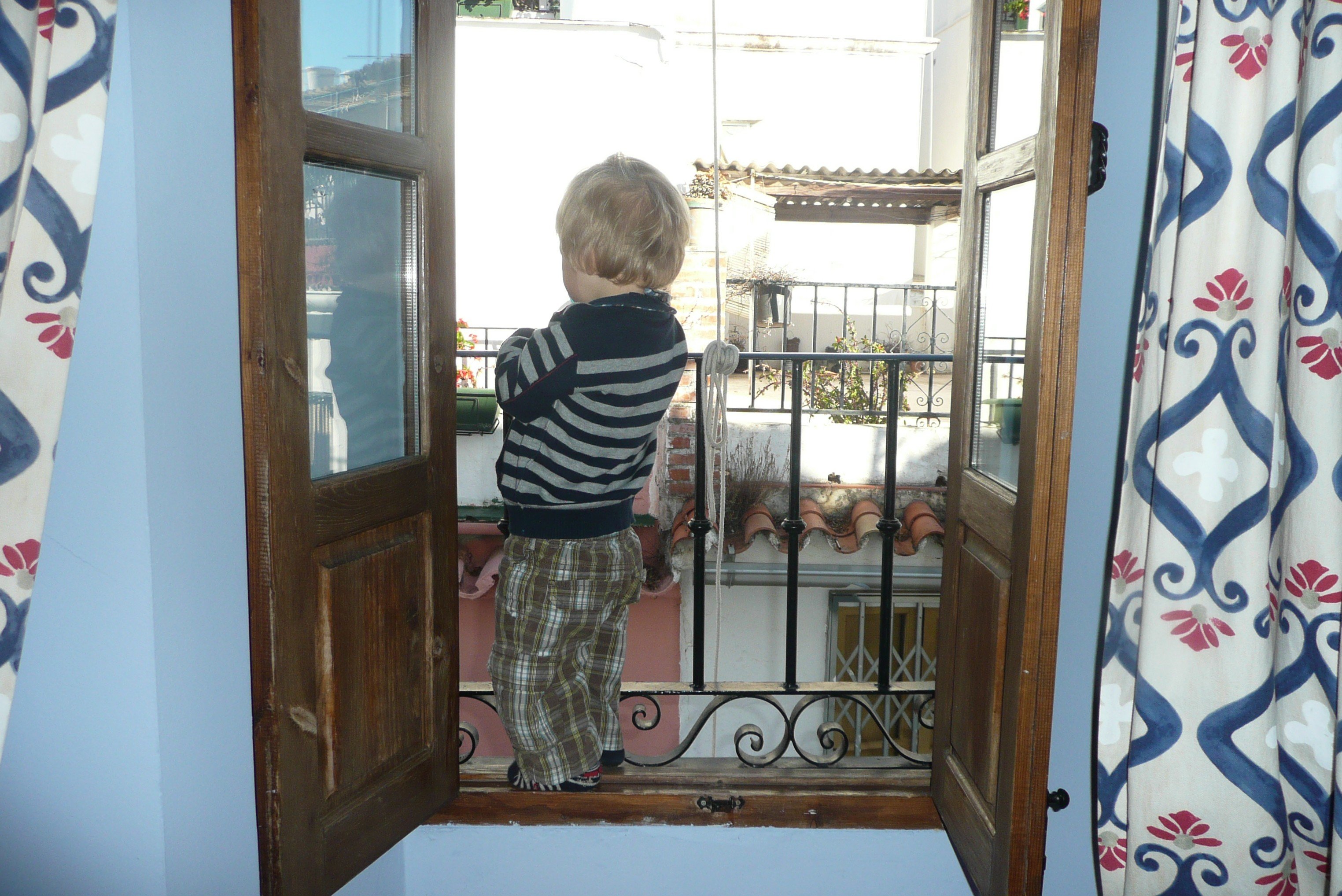 Kind an Balkonbrüstung: Ist der Balkon kindersicher? © KidsAway