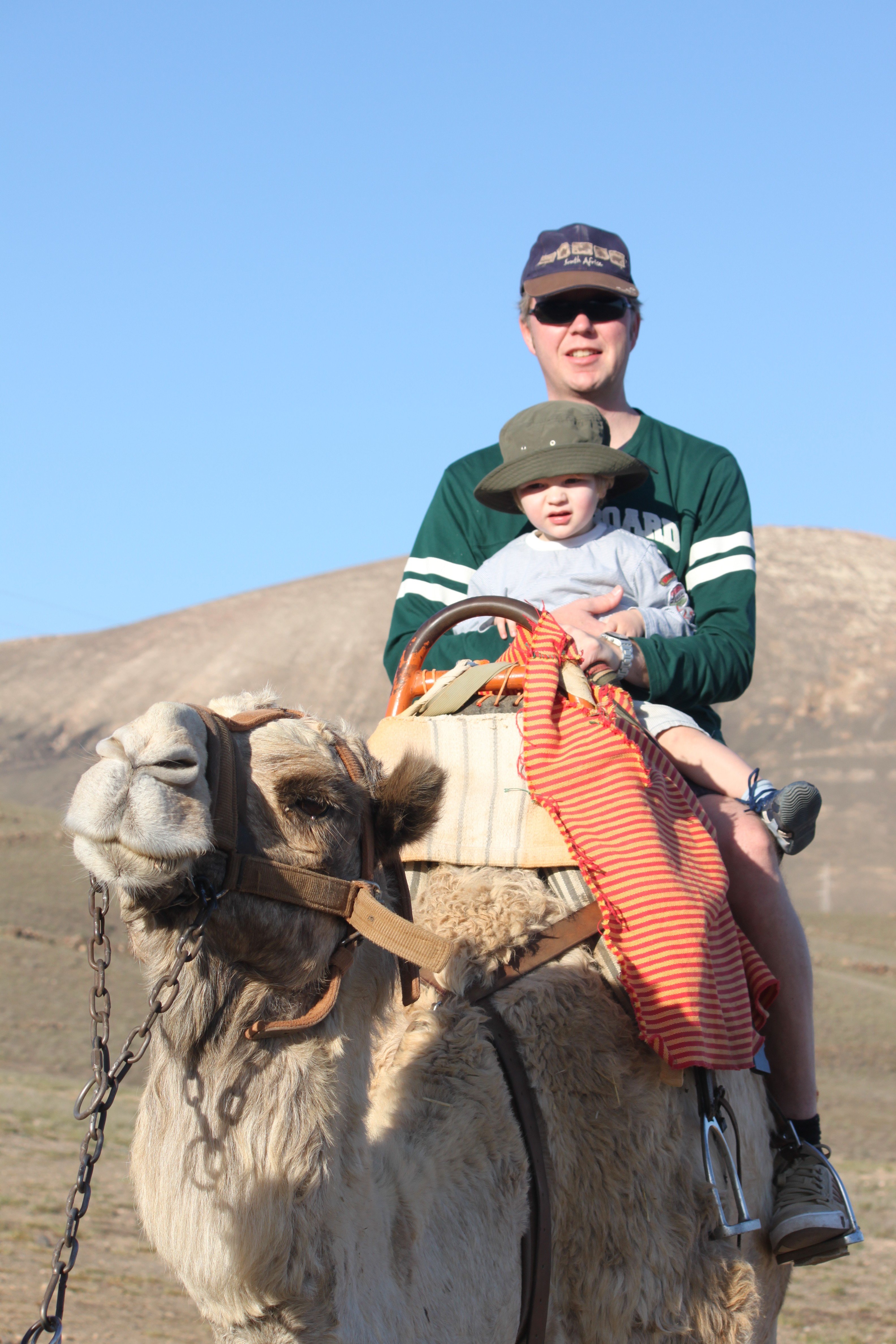 Paul mit Papa beim Kamelreiten © KidsAway