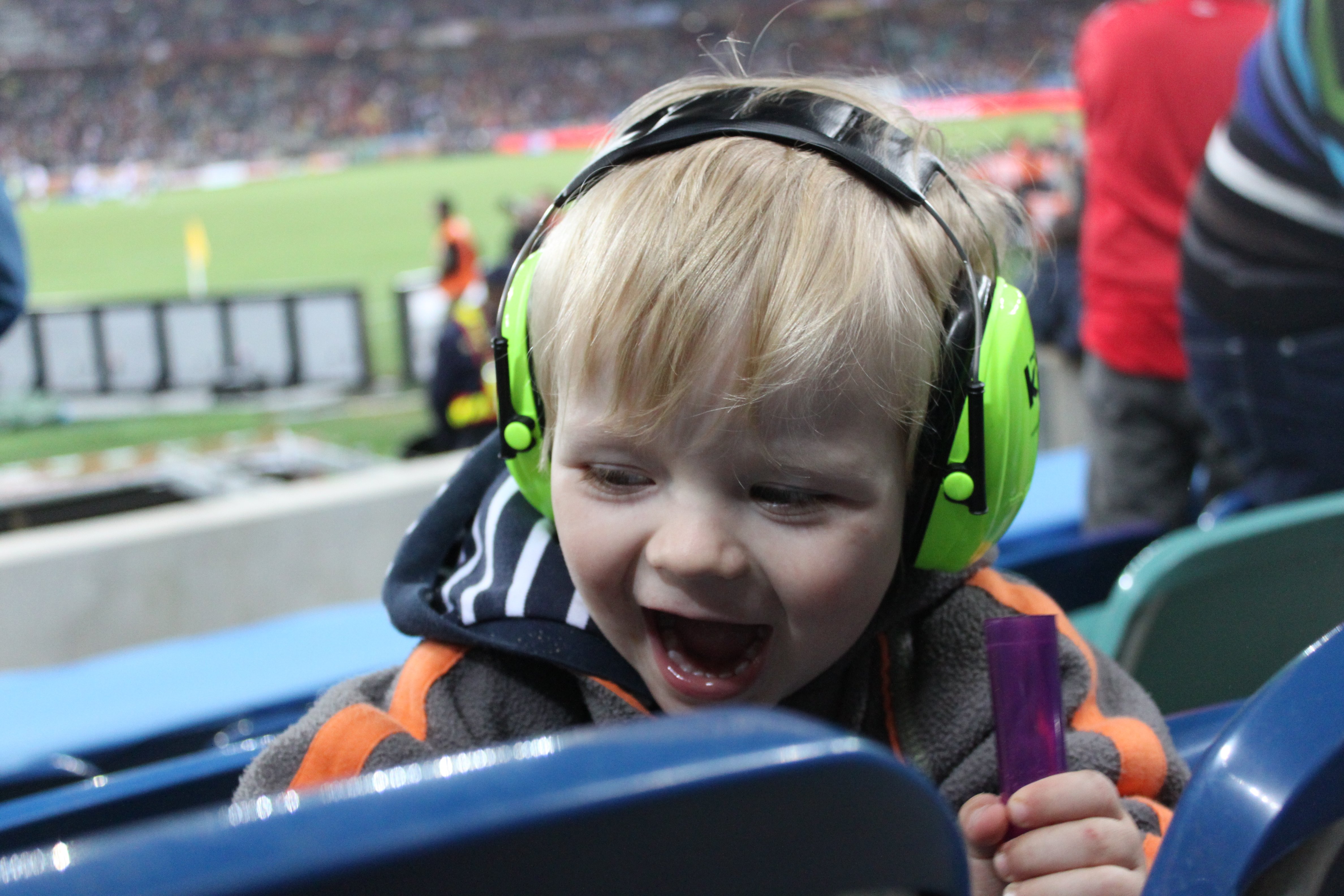 Mit kleinem Kind im Fußballstadion in Südafrika © KidsAway