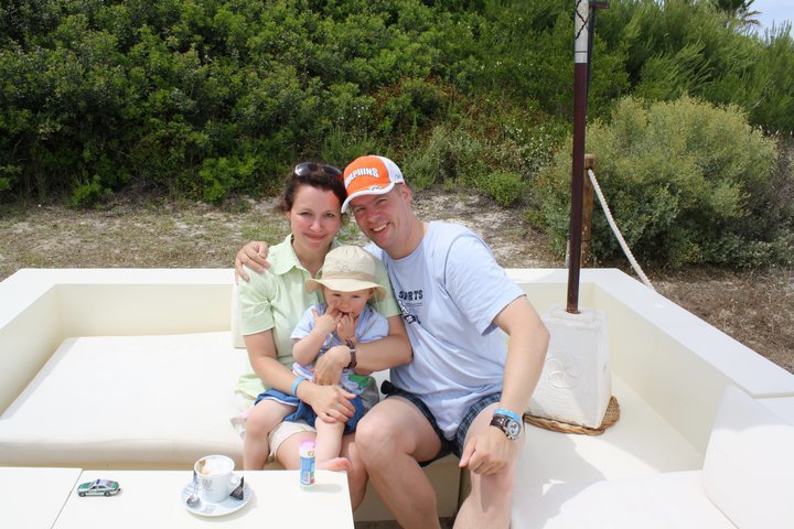 Flittern zu Dritt: Pamela (34), Martin (36) mit Jannik (21 Monate) im Familienurlaub auf Mallorca © PamiP