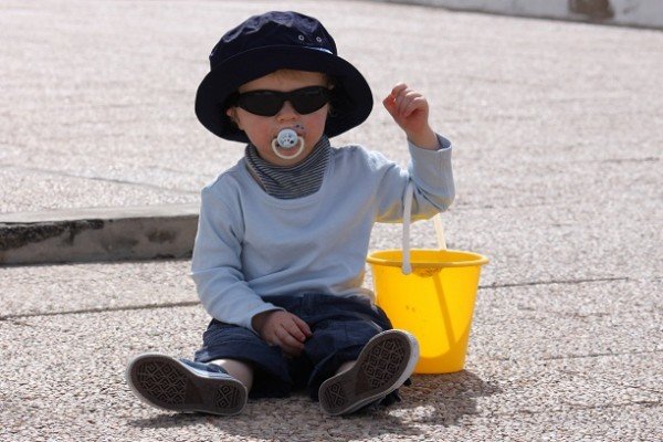 Gegen Sonne optimal geschützt: Baby mit Sonnenbrille