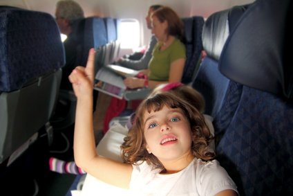 Fliegen mit Kindern: Rücksichtsnahme ist von allen Seiten gefragt, nicht nur von Seiten der (kinderlosen) Mitreisenden © lunamarina/Fotolia.com