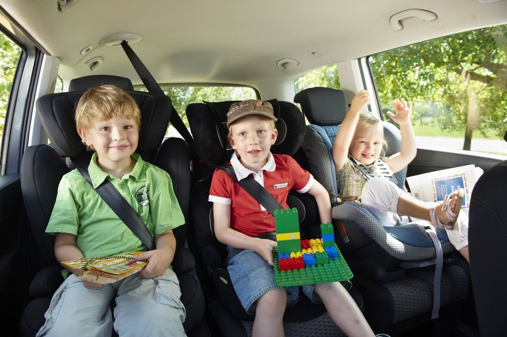 Sicherheit im Familienauto - so reisen Kinder richtig angeschnallt