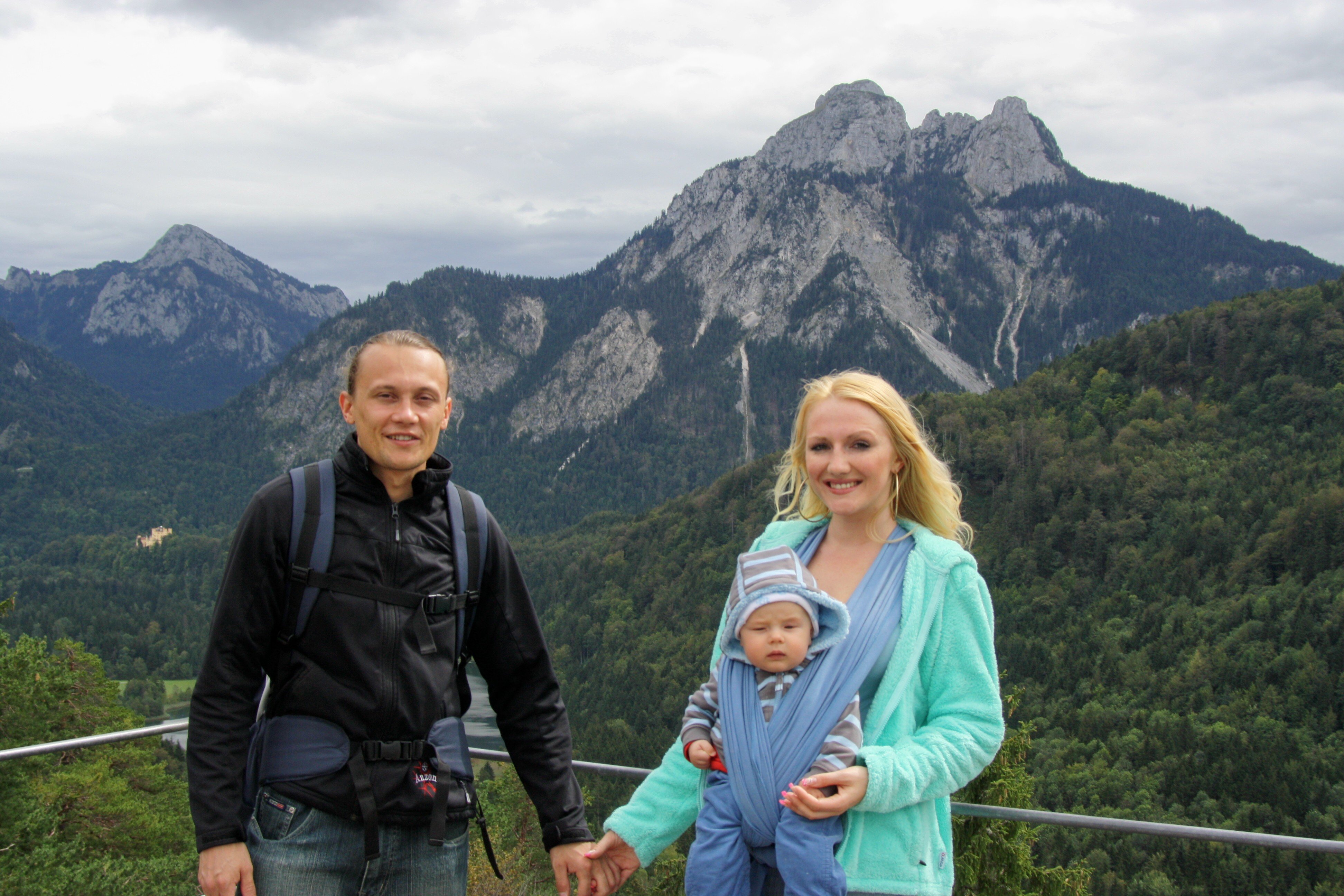 Mit der Familie in den Bergen: Papa (28), Mami in Pumps (24) mit Baby (6 Monate) © Mami-in-Pumps