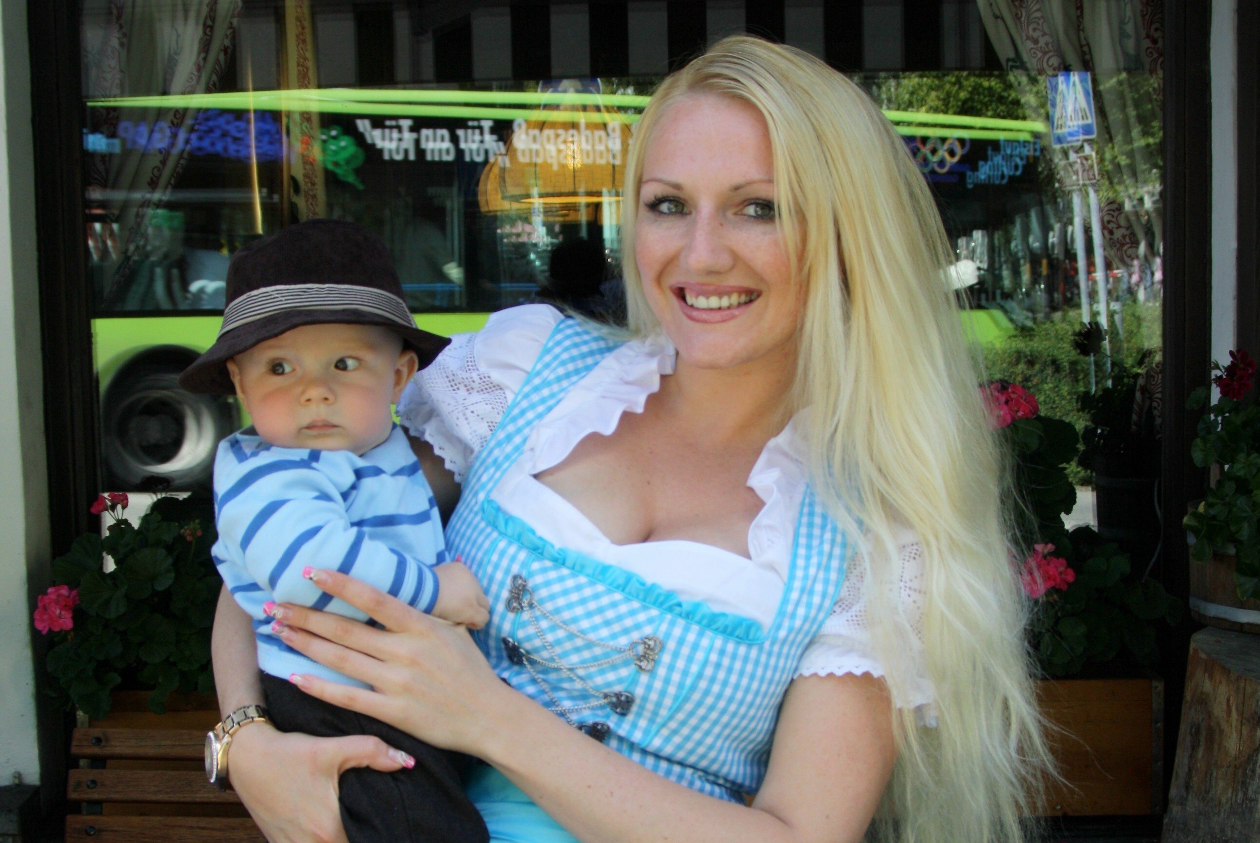 Im Dirndl mit Baby