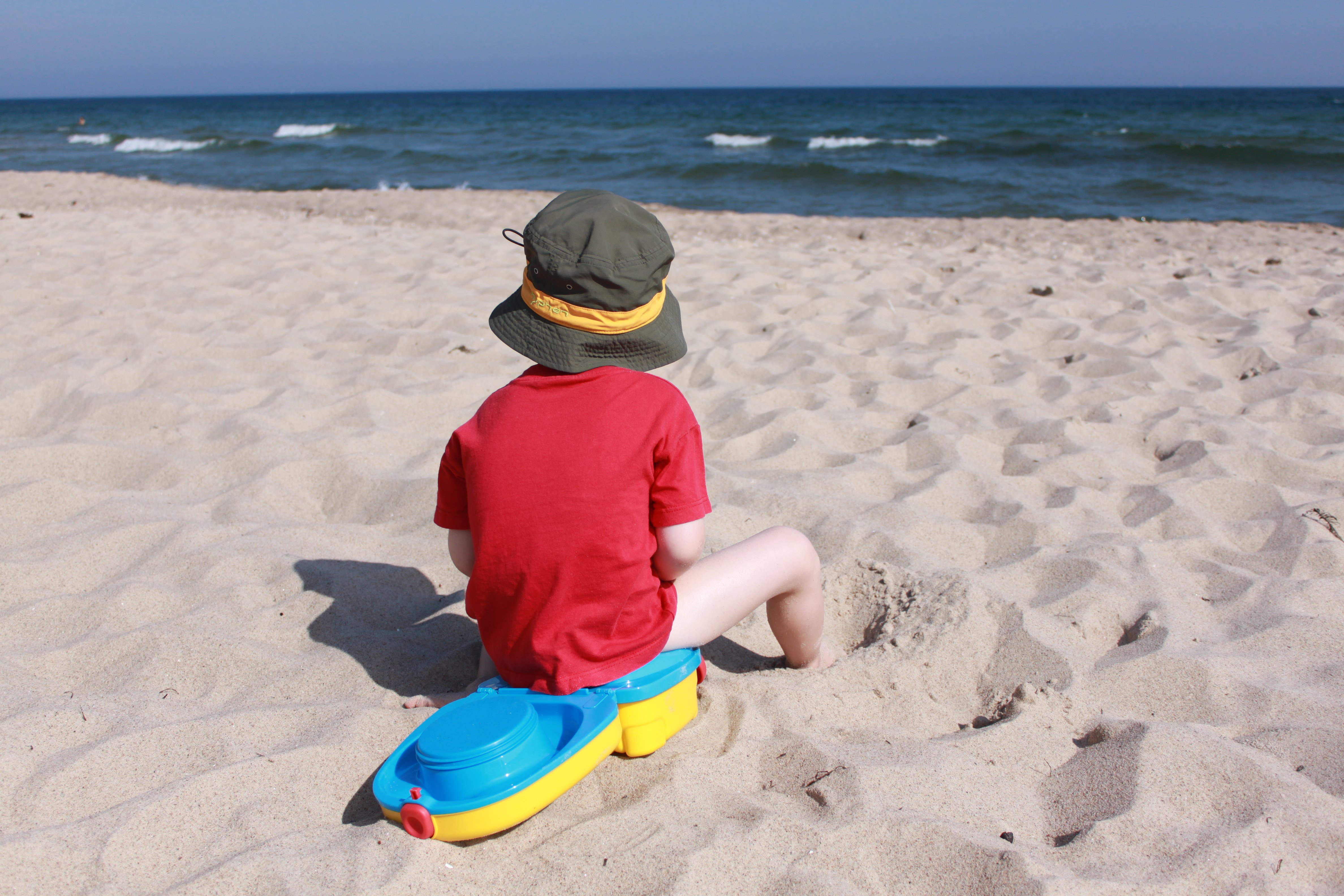 Mit Töpfchen am Strand © KidsAway