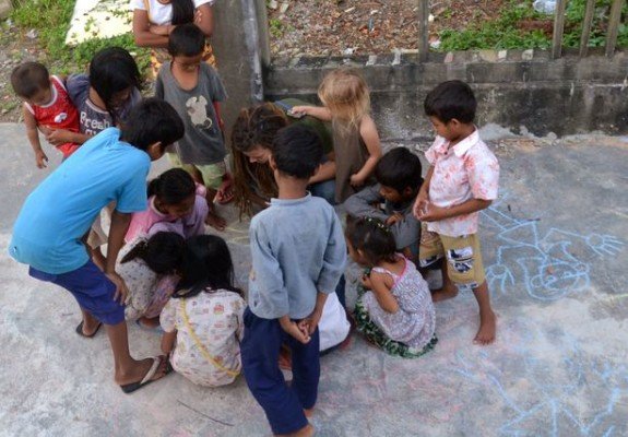 Spielende Kinder in Kambodscha - und Gaia mittendrin