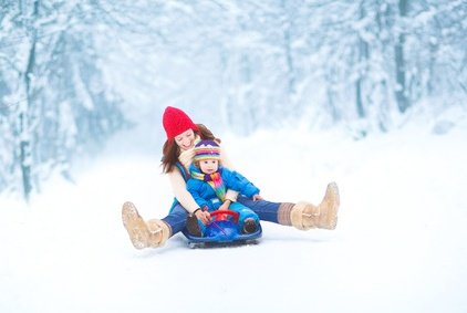 Mit der ganzen Familie rodeln - das gehört zu einem richtigen Winter © famveldman - Fotolia.com