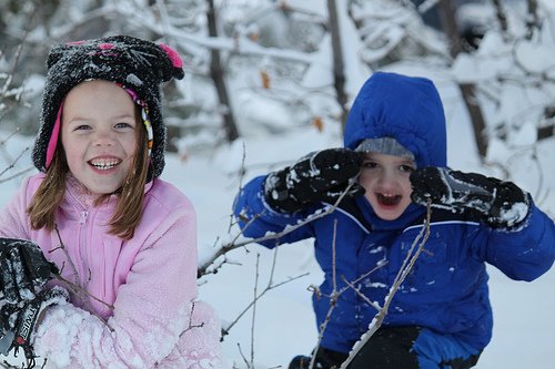 Mit der richtigen Winterausrüstung spielen Kinder gerne im Schnee © Clintus McGintus/flickr