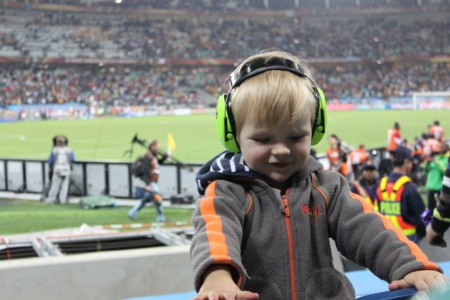 Toben mit Hörschutz im Stadion © Kerstin