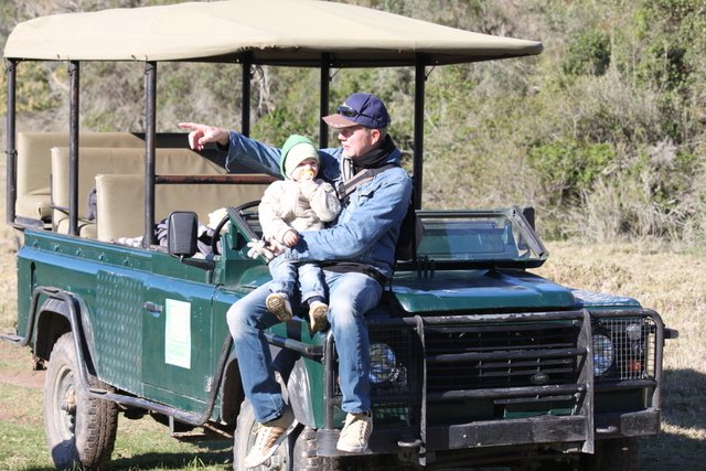 Mit dem Jeep und Kind durch die Wildnis
