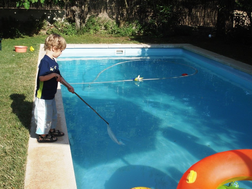 Kinder am Pool nie unbeaufsichtigt lassen! © Weltwunderer Kinder am Pool nie unbeaufsichtigt lassen! © Weltwunderer