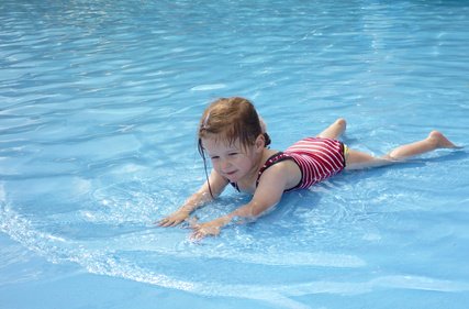 Kinder können auch in flachem Wasser ertrinken! © GordonGrand/Fotolia Kinder können auch in flachem Wasser ertrinken! © GordonGrand/Fotolia