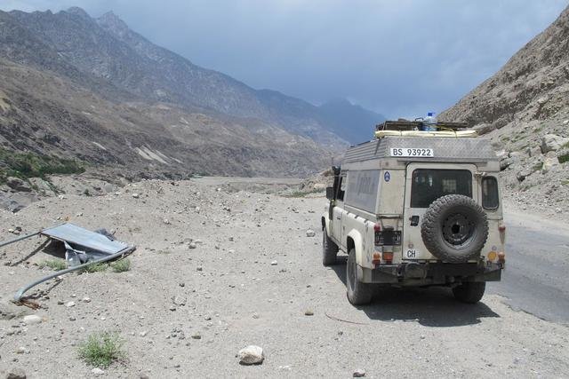 Nanuk auf dem Karakorum-Highway in Pakistan - bei 40°C im (fehlenden) Schatten