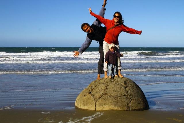 Familie Kunz auf einem der Moeraki Boulders in Neuseeland © Jan Kunz