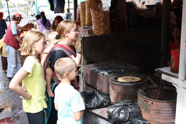 Essen, was auf den Tisch kommt: Street food in Bukittinggi, Indonesien © Julia Blanke