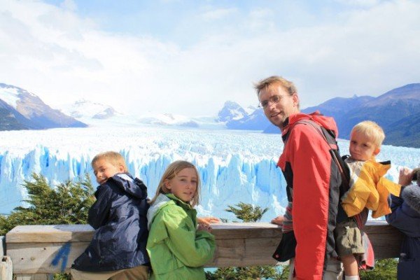 Drei fröhliche Backpacker-Kids in Perito Moreno, Argentinien