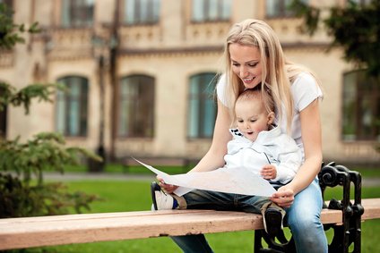 Mit Baby auf Stadtbummel - kein Problem, wenn es allen Spaß macht © Fotolia/Andrey Bandurenko