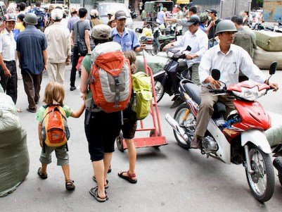 Drei Weltwunderer, leicht bepackt in Hanoi