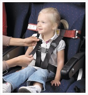 Der CARES-Gurt ist eine Alternative zum Kindersitz © CARES - kids fly safe