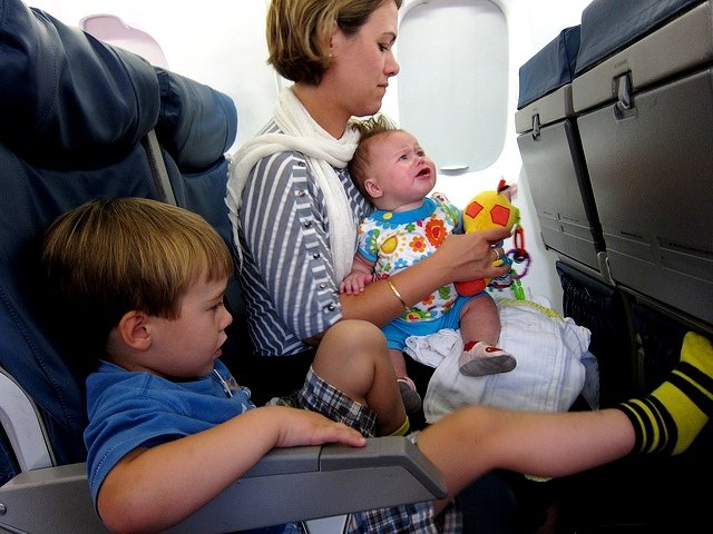 In der Economy Class haben Familien nichts zu lachen © FlickR/Lars Plougmann