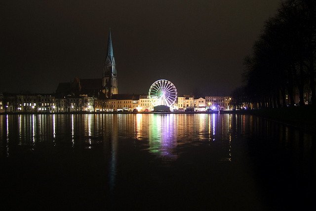 Weihnachtsmarkt in Schwerin - fürs Eislaufen ist es noch zu warm © FlickR/hamuchen