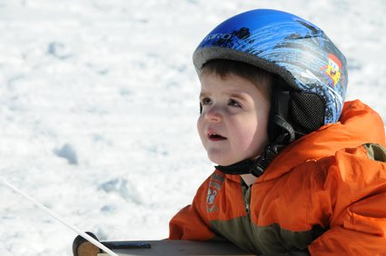 Egal welcher Schlitten: am sichersten rodeln Kinder mit Helm © fotorena.de - Fotolia.com