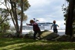 Landgang in Tauranga, Neuseeland. Im Hintergrund unser Schiff © Kerstin