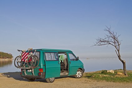 Romantisch, aber unbequem: zum Wohnmobil umgebauter Kastenwagen © Christa Eder - Fotolia.com