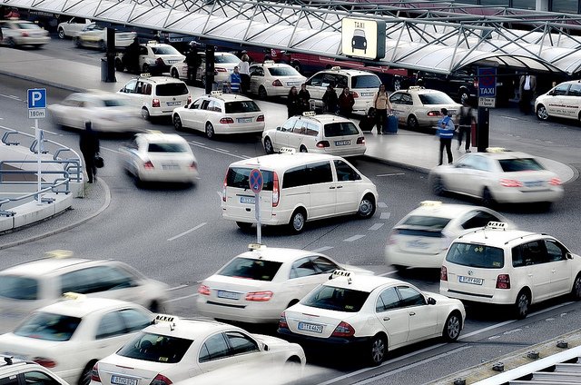 Familienfreundlich? Taxi-Getümmel am Flughafen Berlin-Tegel © FlickR/baracoder Familienfreundlich? Taxi-Getümmel am Flughafen Berlin-Tegel © FlickR/baracoder
