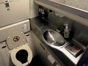 Eine normale Flugzeugtoilette - der Wickeltisch ist hochgeklappt © Toddler Times