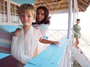 Nicht so toll: ein Gipsarm am Strand :-( © Familie Lilienthal