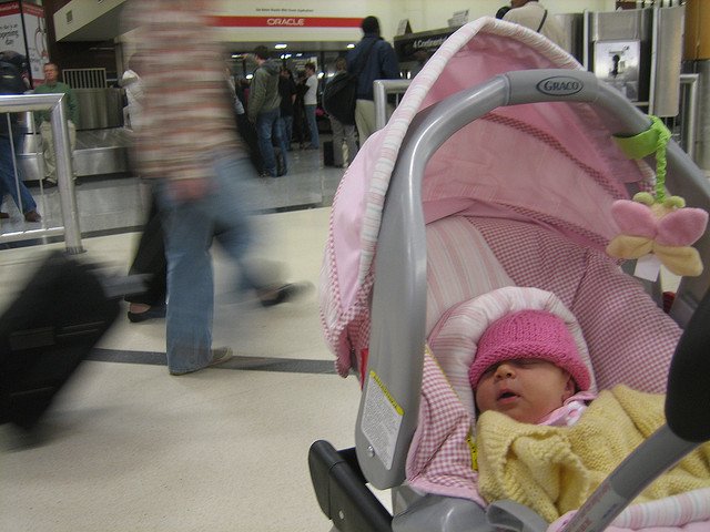 Viele Airlines kommen Eltern mit Babys gern entgegen © FlickR/chippenziedeutch