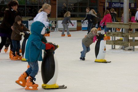 Einfach eislaufen lernen mit Pinguinen © FlickR/hans s Einfach eislaufen lernen mit Pinguinen © FlickR/hans s