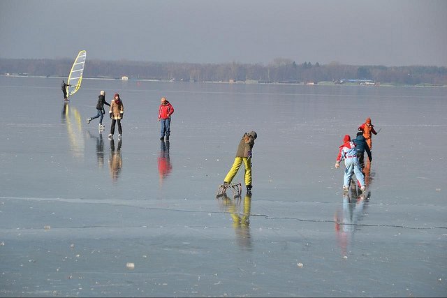 Vorsicht beim Eislaufen auf zugefrorenen Seen! © FlickR/mueritz