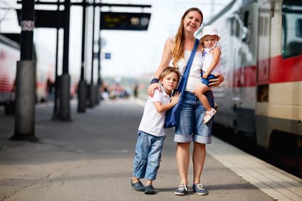 Familien reisen per Zug bequem und günstig © BlueOrange-Studio - Fotolia.com