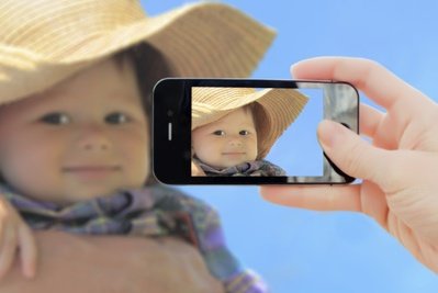 Ein Smartphone hat viele Vorteile für Eltern auf Reisen