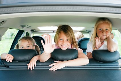 Drei Kinder im Auto - da ist guter Rat teuer