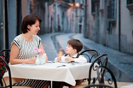 Dinner for two kann auch mit Kind Spaß machen © levranii - Fotolia.com