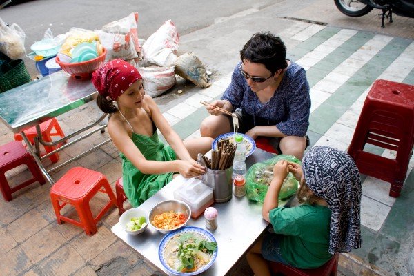 "Auf der Straße" essen ist viel spannender als im Restaurant - hier in Saigon