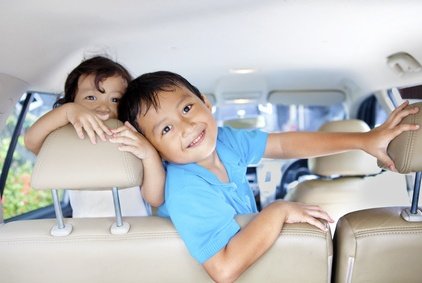 Im Mietwagen unterwegs mit Kindern - hoffentlich richtig angeschnallt!? © Creativa - Fotolia.com