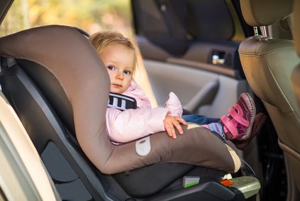Für Kleinkinder birgt das Vorwärts Sitzen im Auto ein großes Risiko!