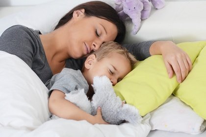 Keine Extrawürste: Den Jetlag kurieren Eltern am besten, wenn sie gemeinsam mit den Kindern schlafen © S.Kobold - Fotolia.com